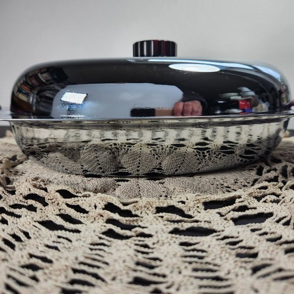 Gourmates by Glo-Hill Covered Dish with Bakelite Handles and Knob Servin… - Picture 6 of 10